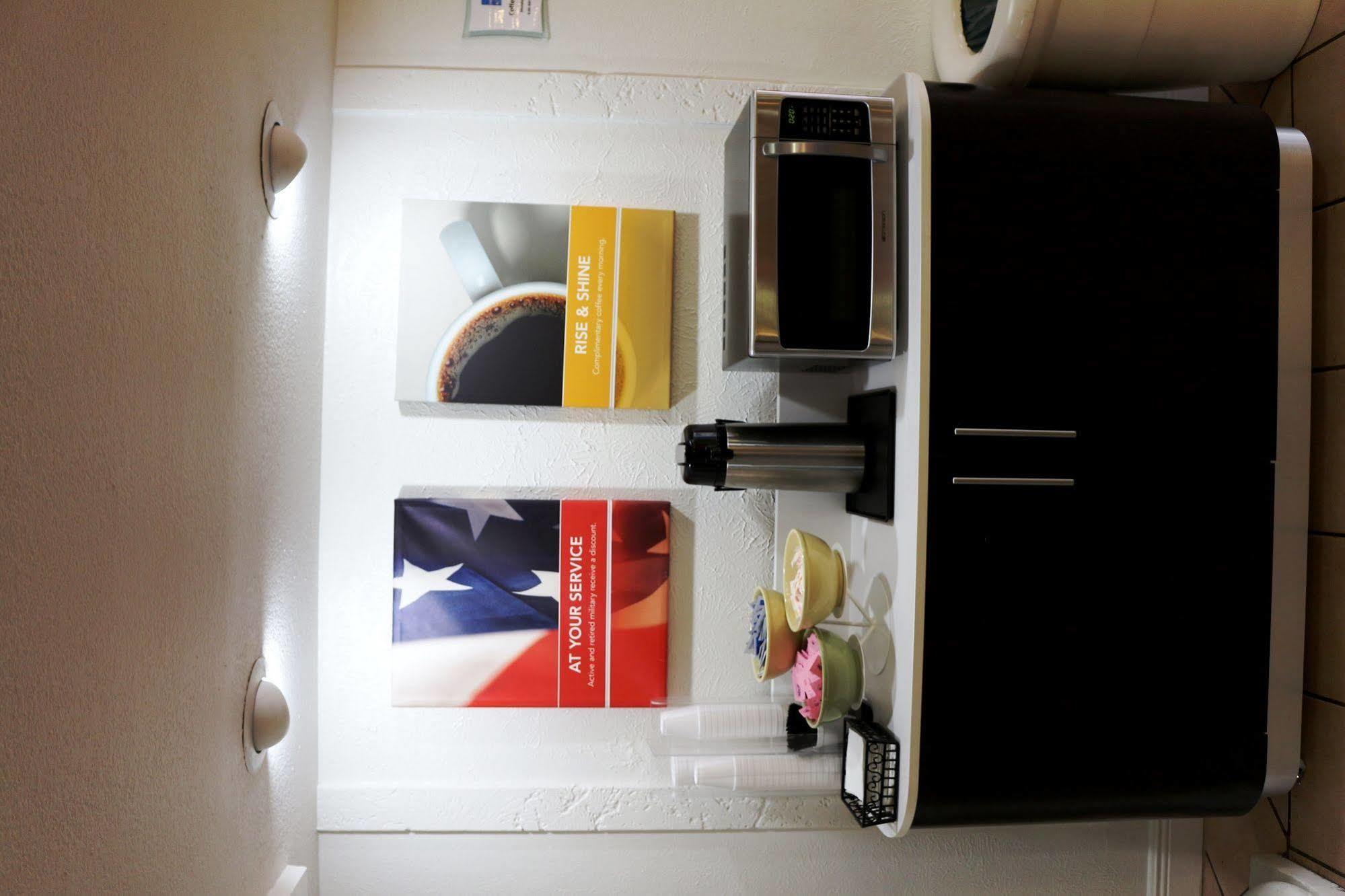 Hotel 6-beaumont, Tx 2*