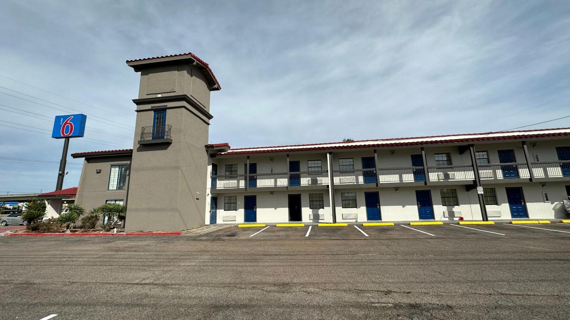 Hotel 6-beaumont, Tx 2*