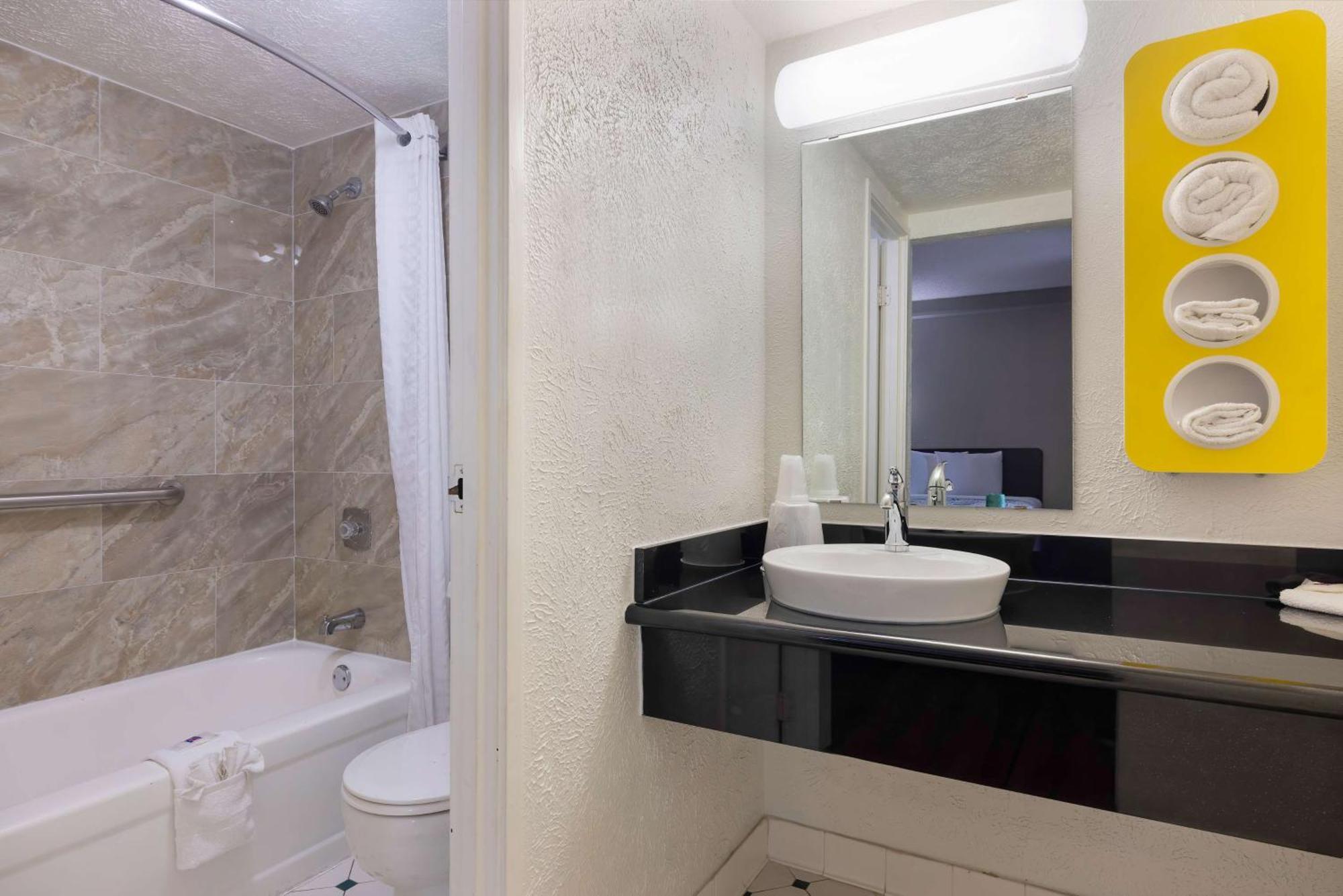 Hotel 6-beaumont, Tx 2*