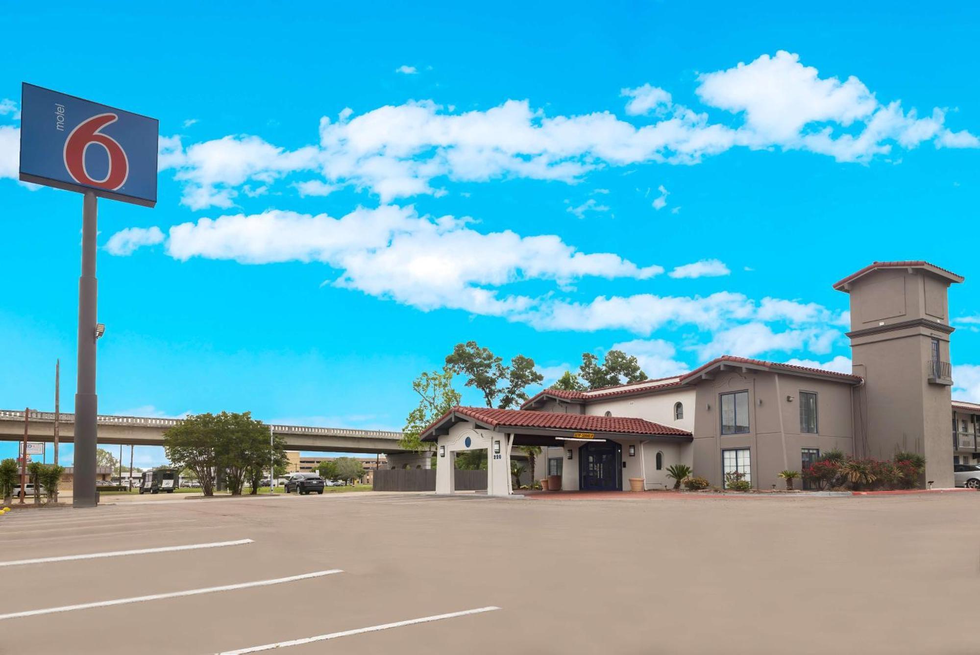 Hotel 6-beaumont, Tx 2*