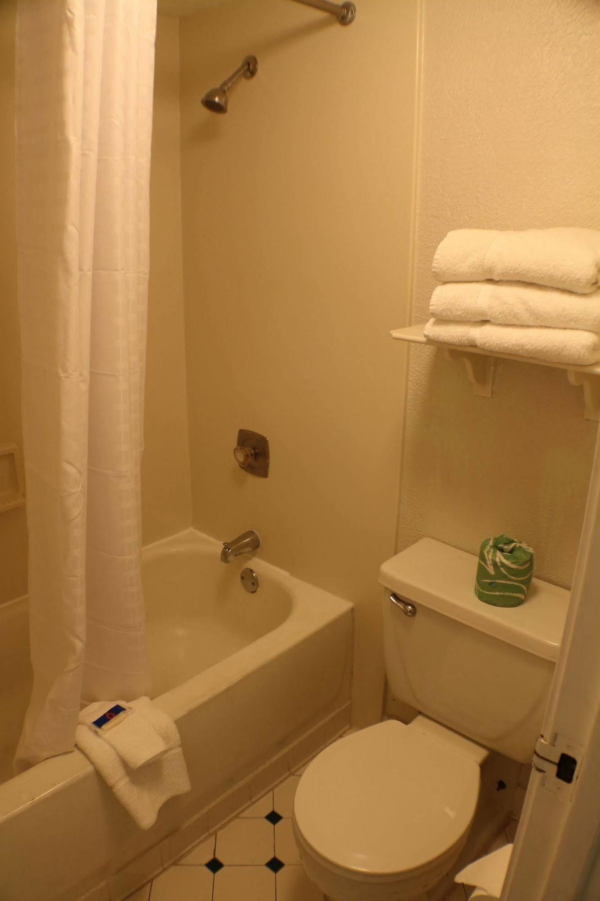 Hotel 6-beaumont, Tx 2*